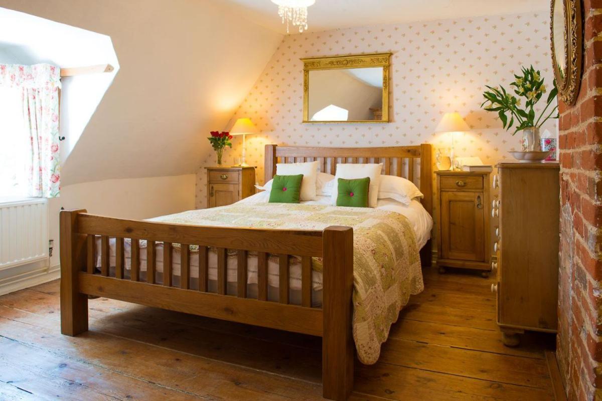 Wren Cottage, A Very Cosy Historic Coastal In A Pretty Little Village Holiday home