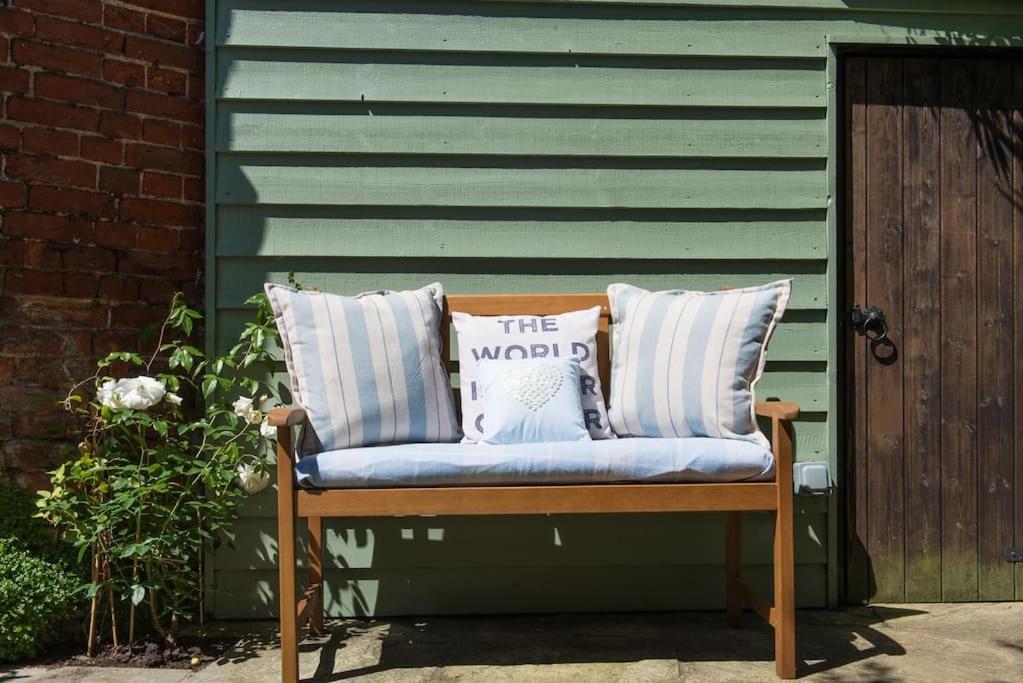 Holiday home Wren Cottage, A Very Cosy Historic Coastal In A Pretty Little Village *